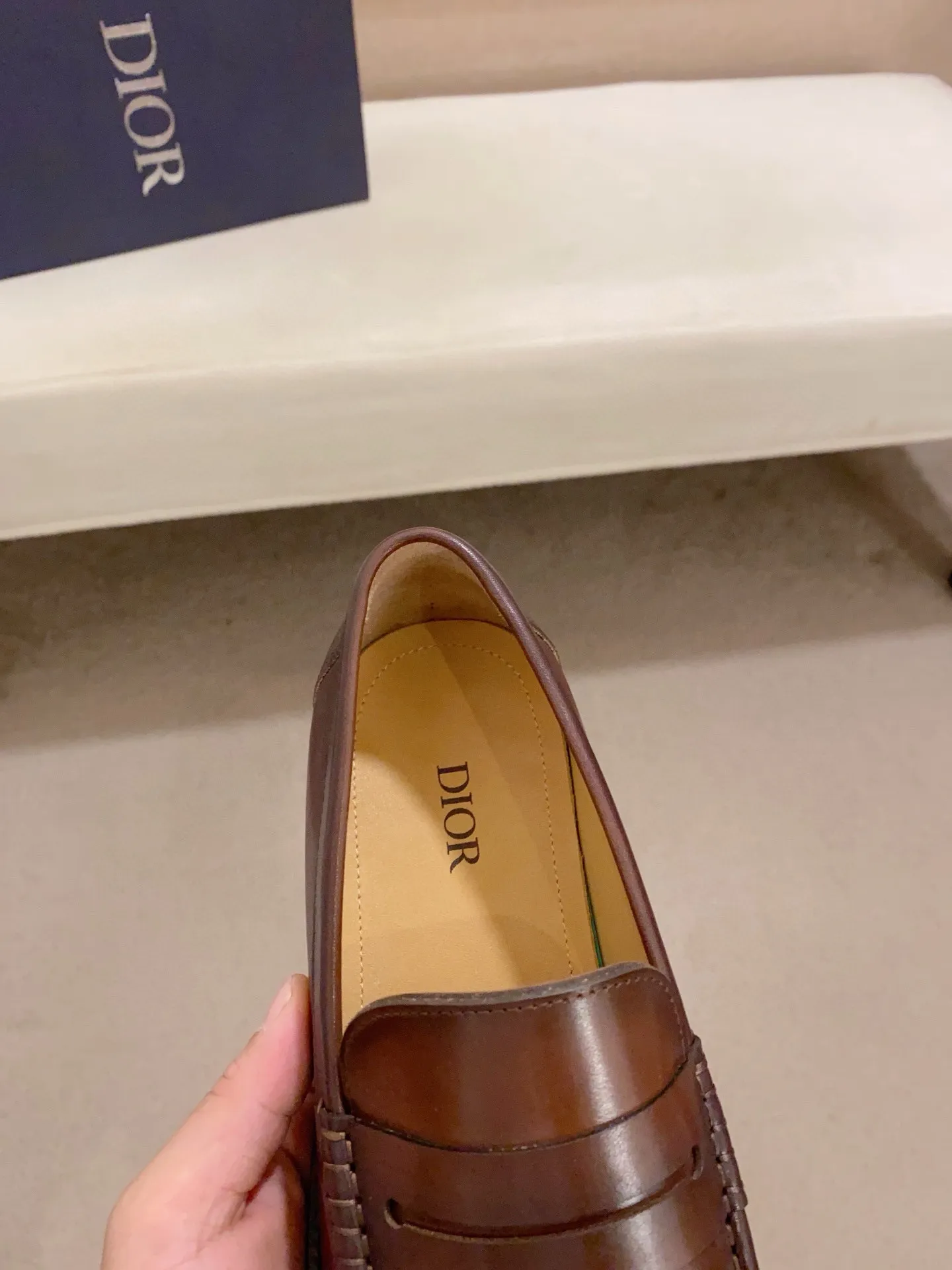 Factory price: 270 men's shoes 💰 High-end version of Dior Dior's new series. Famous actors and Internet celebrities wear super popular designs. They are designed with the sculptures of French artist Niki de Saint Phalle as rings. Material: Imported original material ➕Painted cowhide Foot pads: cowhide Outsole: Rubber outsole Men's shoe size: 38~44 Can be customized to size 45